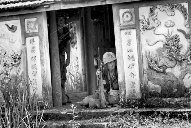 VIETNAM WAR U.S. MARINES PATROL