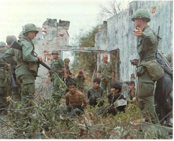 cedar-falls-members-of-the-173rd-guard-vc-prisonners-near-rach-bap